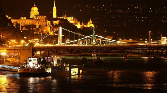 budapesti fények a Dunán, Budai vár, Budapest hídjai éjszaka